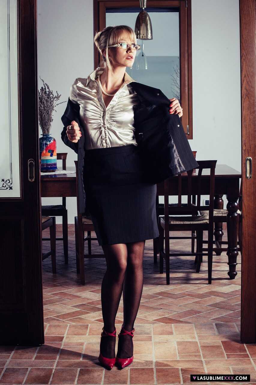 Blonde Italian secretary Bambola takes off her glasses and gets banged on the desk while her boss watches! - Bambola