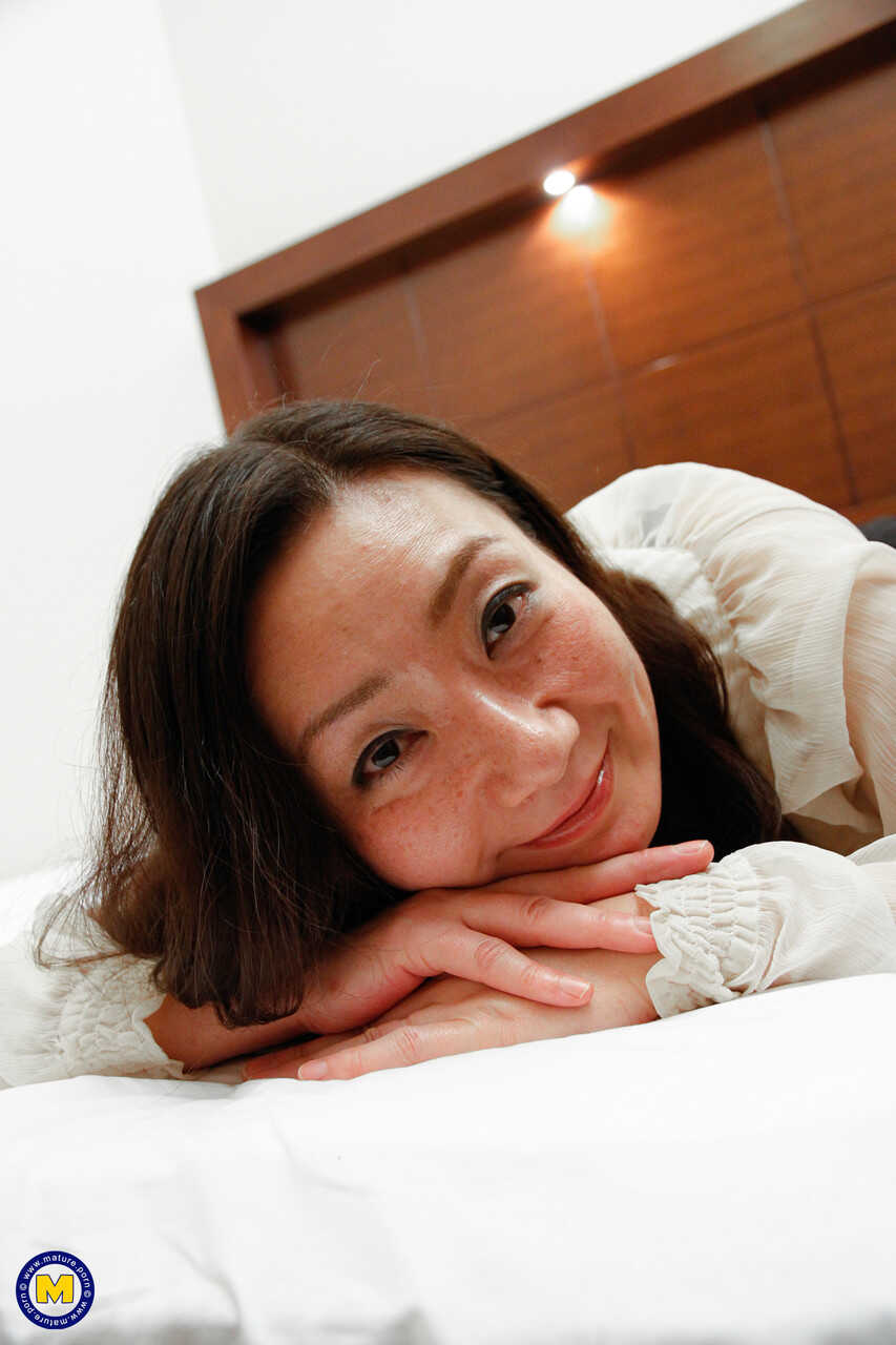 Japanese Seduction Sara Yumeka, the Sexy MILF in Lingerie - Sara Yumeka