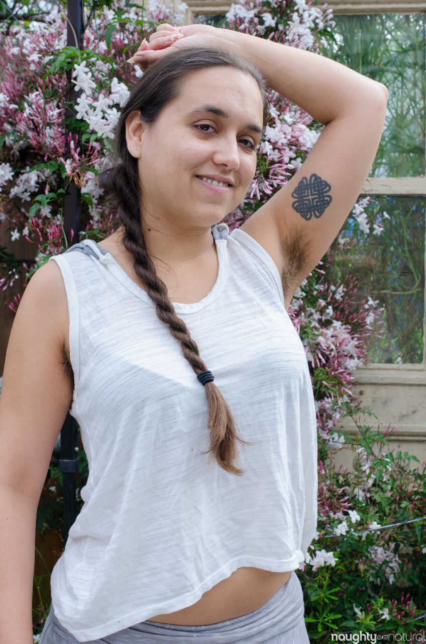 Curvy Hairy Amateur Viola Starr Shows off Her Pierced Twat and Hairy Armpits - Viola Starr