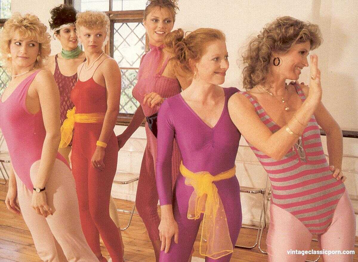 Blonde Babes Reveal Their Fitness Instructor's Secret Taste for Hot Vintage Orgies! - 