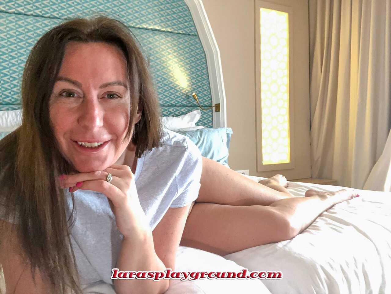 Brunette mom Lara shows her great tits and rubs her pussy while home alone in a shiny latex outfit. - Lara Latex