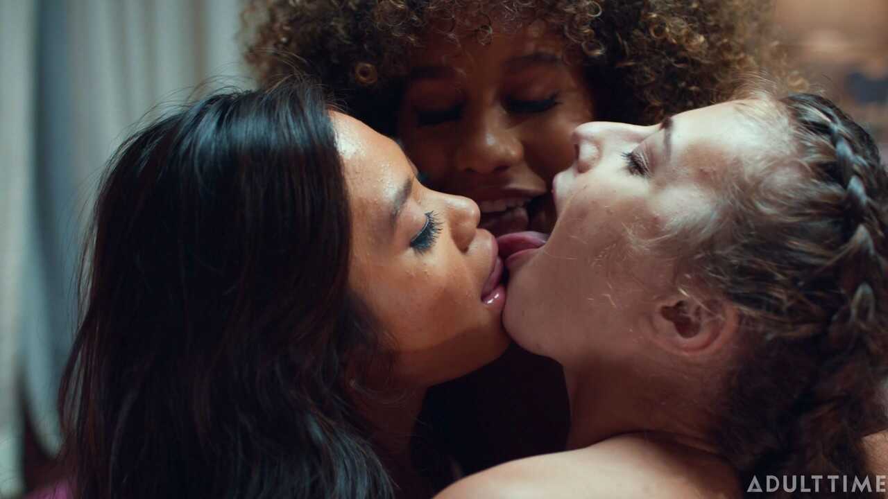 Modern Day Sins: Lesbian Squirt Orgy with Gia Derza, Jenna Foxx and Vina Sky - Gia Derza, Jenna Foxx, Vina Sky
