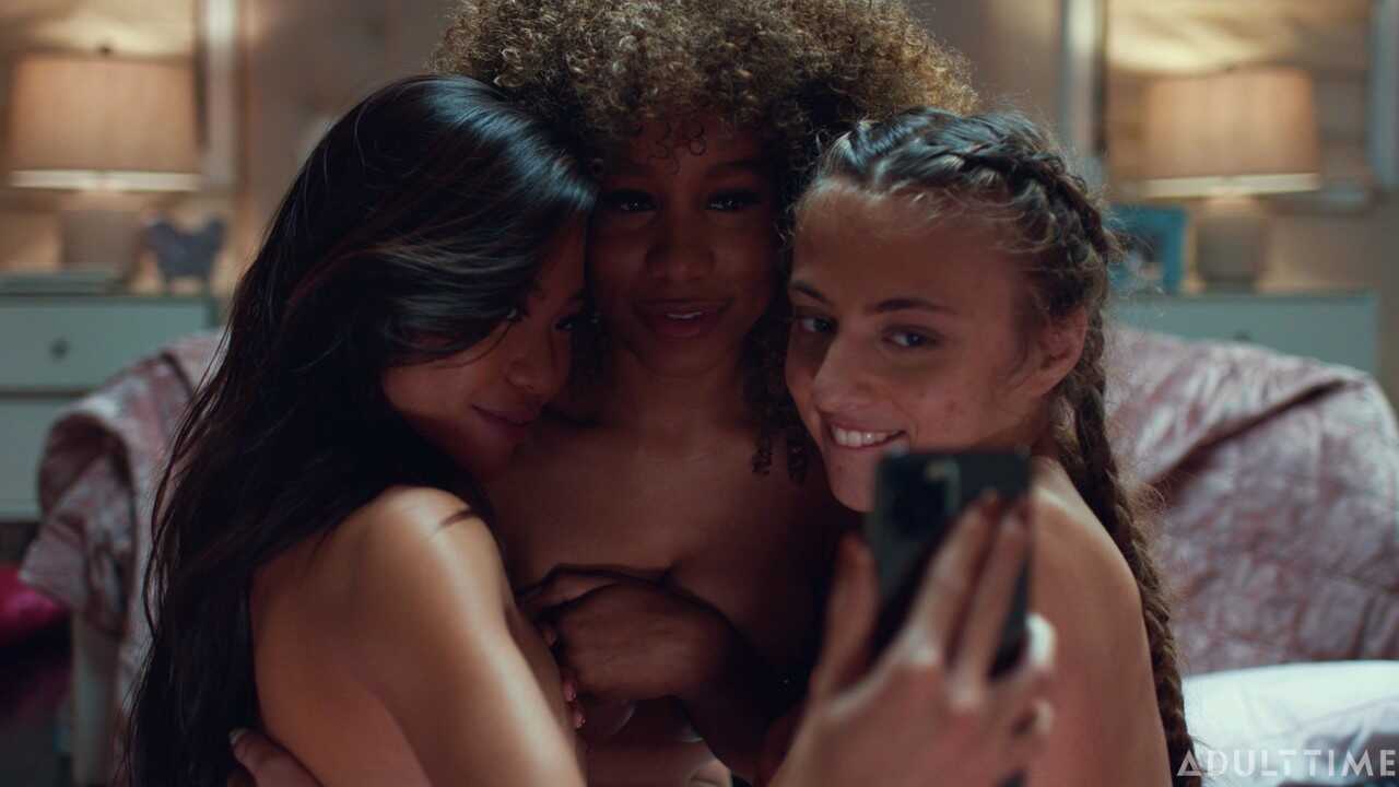 Modern Day Sins: Lesbian Squirt Orgy with Gia Derza, Jenna Foxx and Vina Sky - Gia Derza, Jenna Foxx, Vina Sky