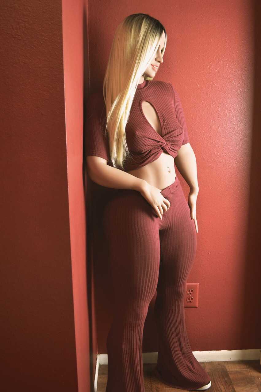 Gabriella's Juicy Booty in Tight Pants: A Doll-like Sex Fantasy Come True! - 