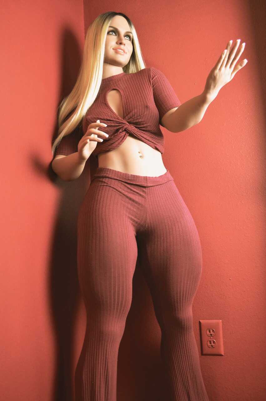Gabriella's Juicy Booty in Tight Pants: A Doll-like Sex Fantasy Come True! - 