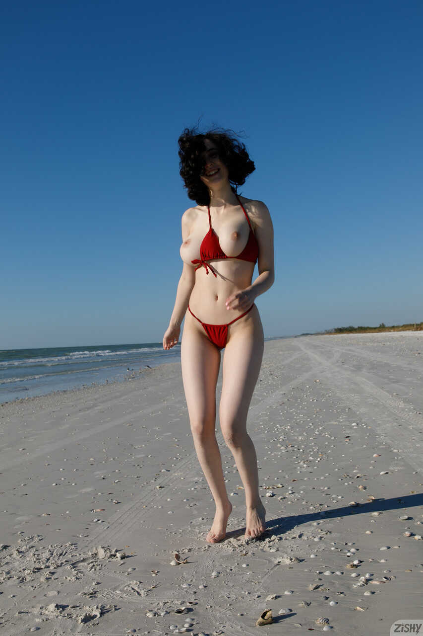 Beautiful Big Breasts Giulia Wylde Loses Her Bikini And Exposes Her Huge Boobs On The Beach - Giulia Wylde
