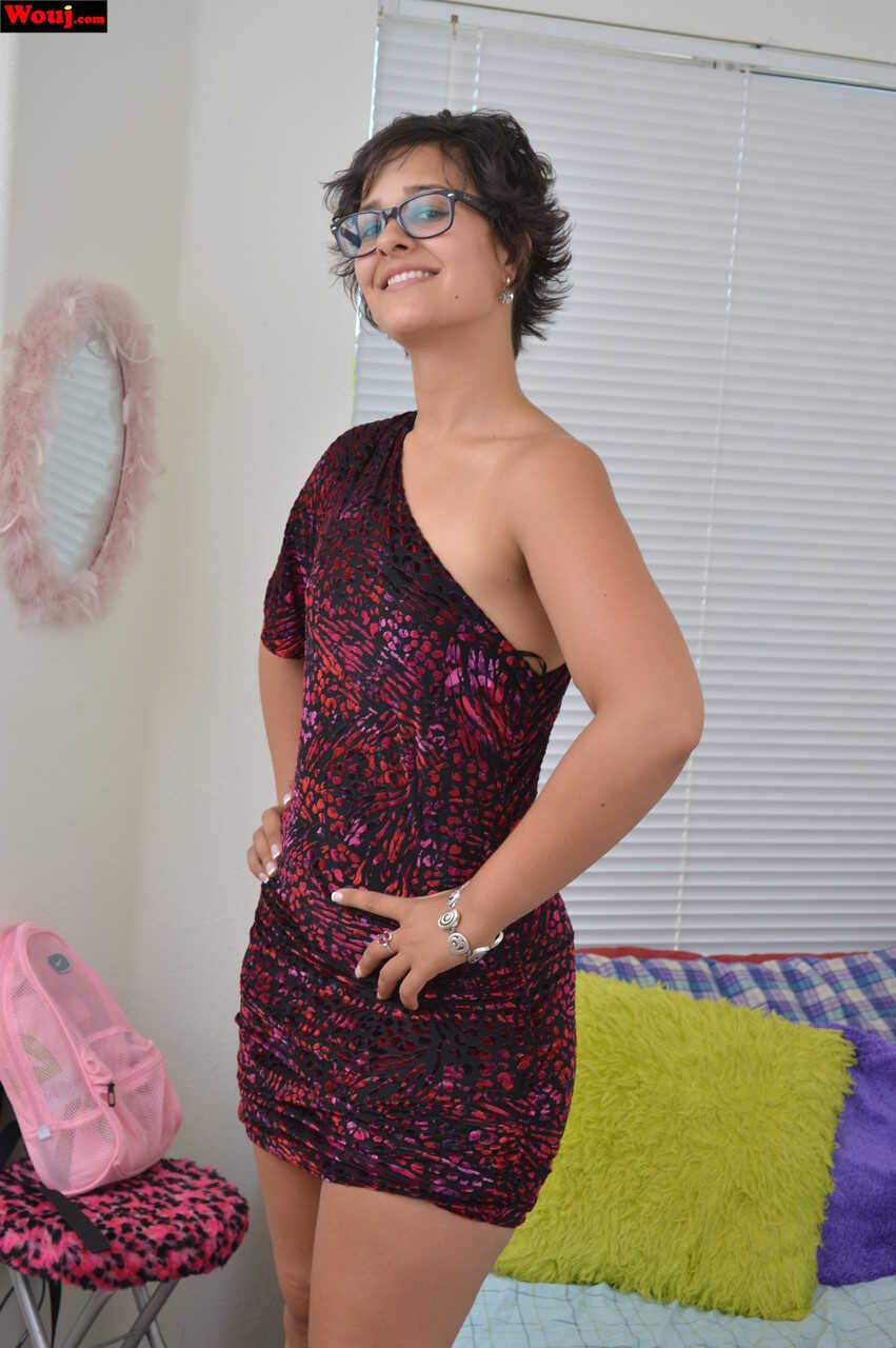 Nerdy AssPAWG in Bedroom Stands Up to Show Off Her Big Booty and Nerdy Booty - 