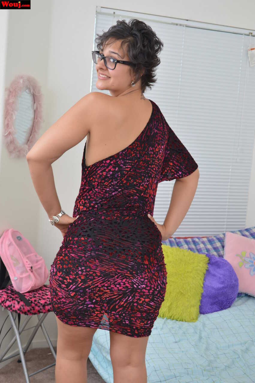 Nerdy AssPAWG in Bedroom Stands Up to Show Off Her Big Booty and Nerdy Booty - 
