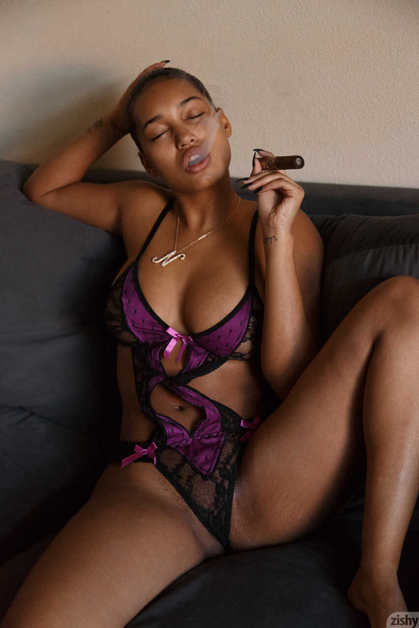 Noelle Monique's Curvy Body in Lingerie Makes Her a Hot ebony Beauty 