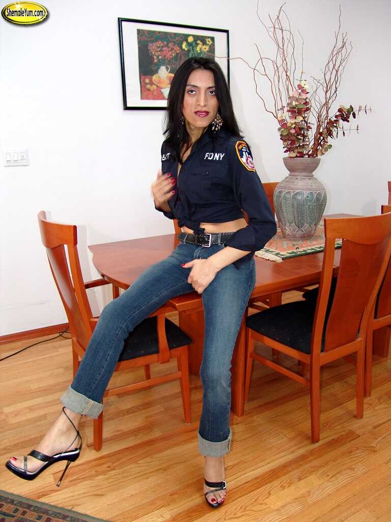 Sexy Shemale Lisa in a Tight Jean Ass! - Lisa
