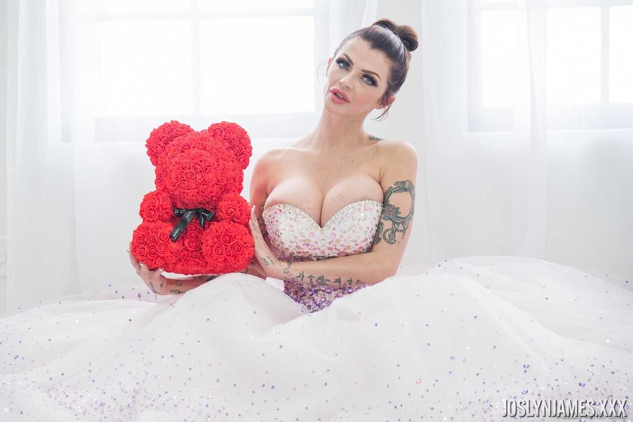 Busty MILF Joslyn James unties her wedding dress to reveal her massive cleavage