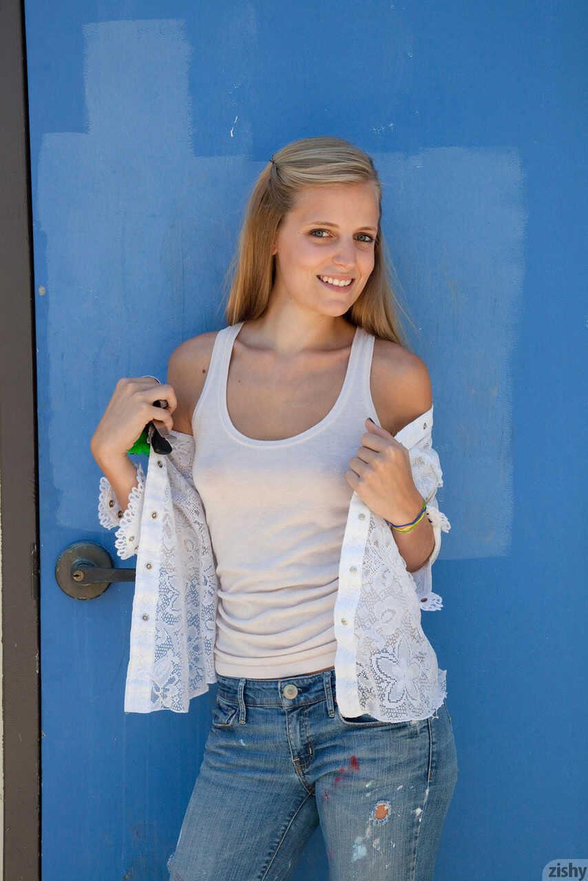 Jane's White Shirt Tease Amateur Teen Poses in Tight Jeans Outdoors