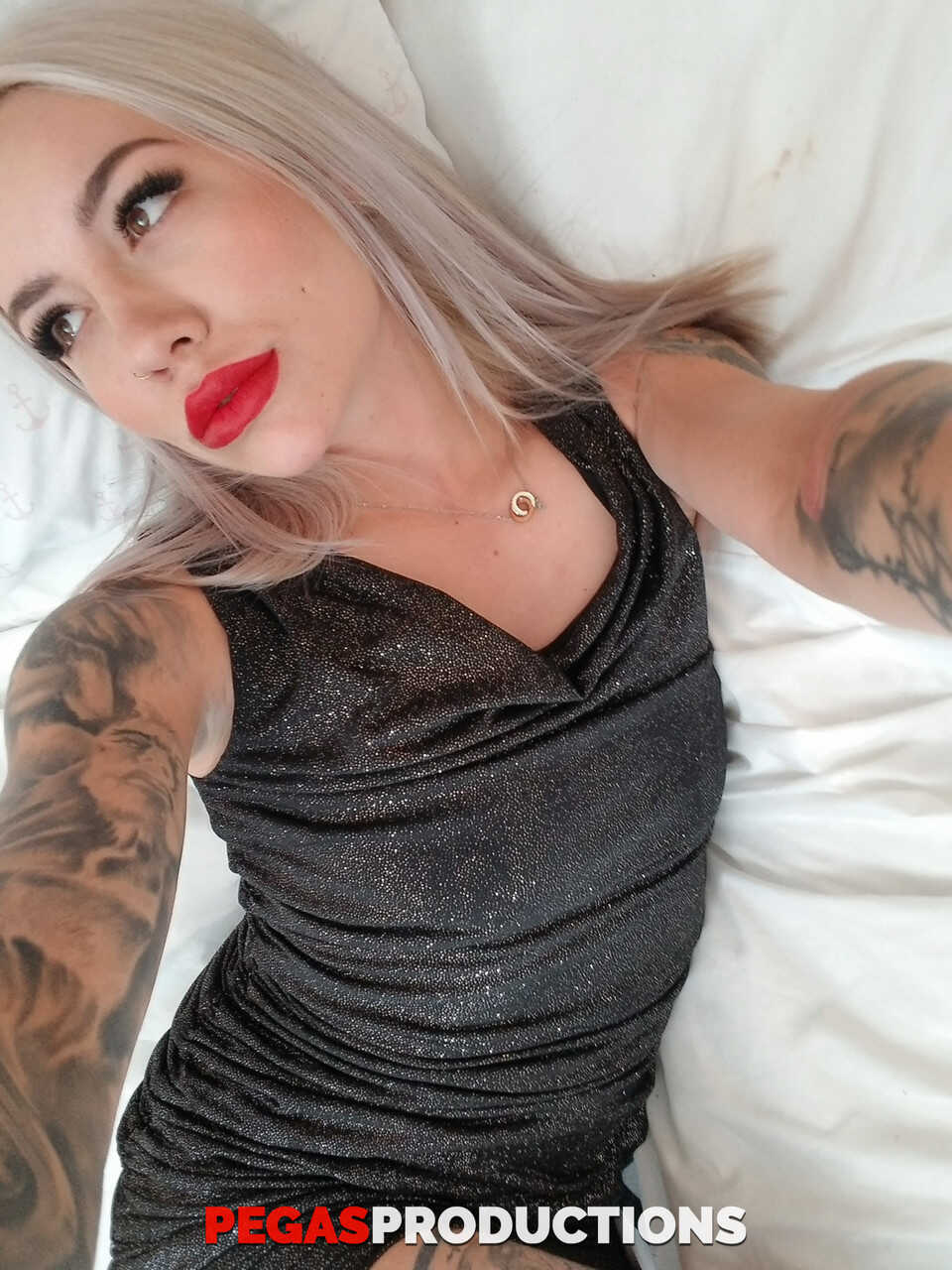 Banging the Family Next Door Alex Duca and Veronique Tinkler's Homemade Selfie Adventures with Hard Sex Mirror Fun! -...