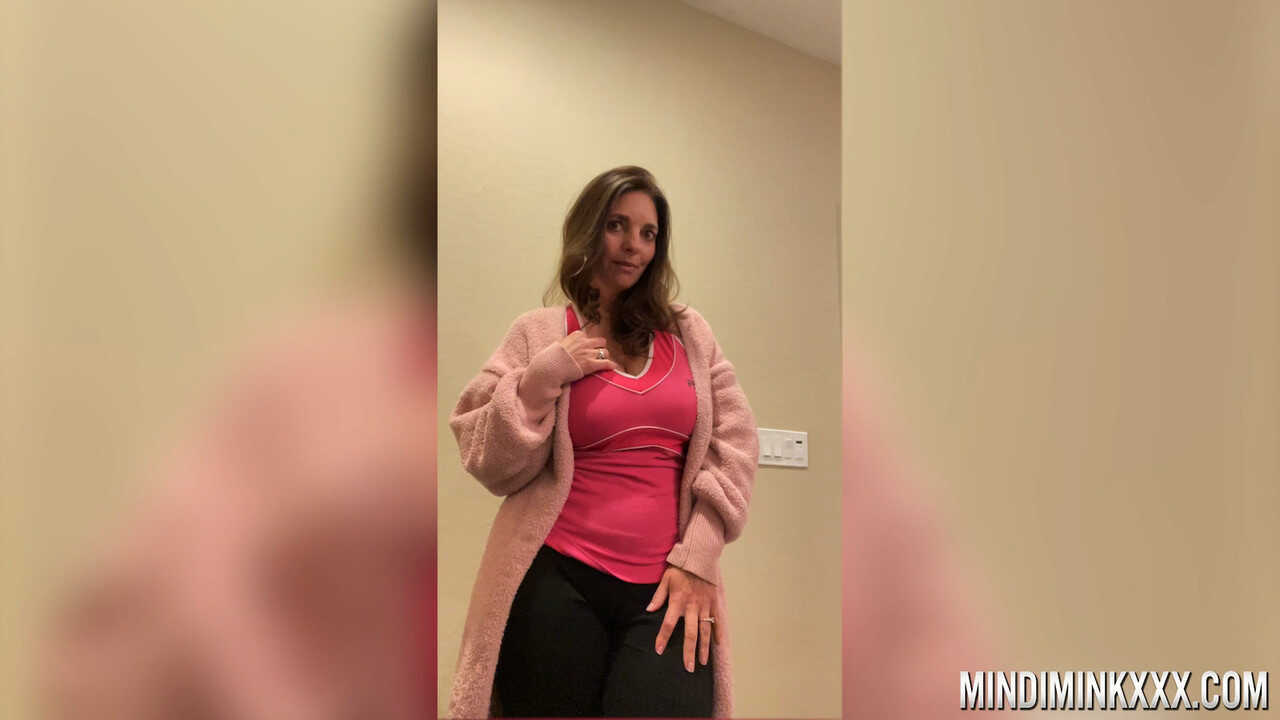 Lonely American mom Mindi Mink strips in a solo & displays her big boobs for the first time - Mindi Mink