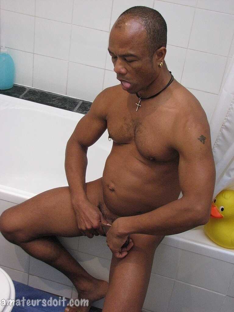 Black Body Builder Hank Hung's Cock Meets The Hung Jury In The Shower