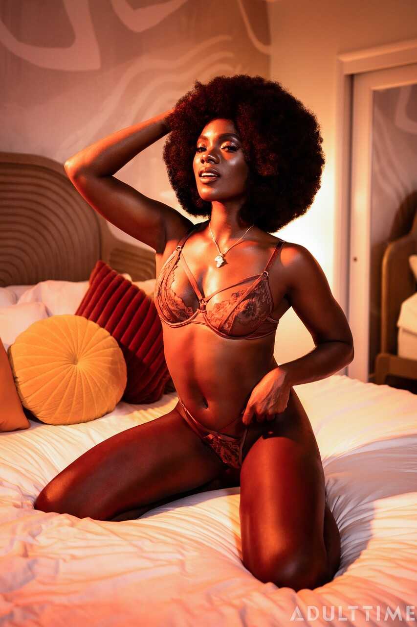 Banging the Black Beauty Ana Foxxx in a Vintage Threesome with Isiah Maxwell - Ana Foxxx, Isiah Maxwell