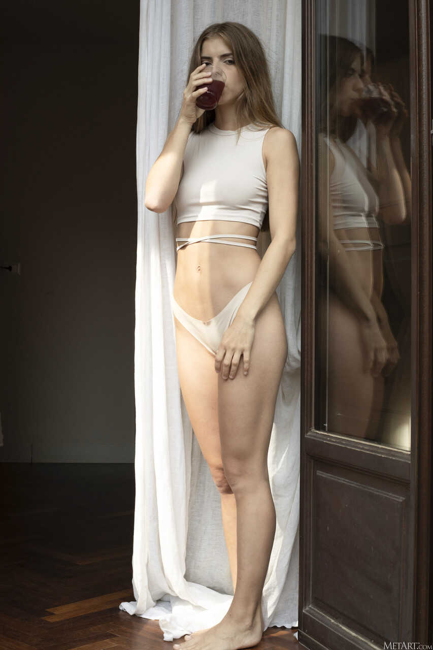 Emelie Crystal, Hot Met Art Nude Model Shines in the Spotlight! - Emelie Crystal