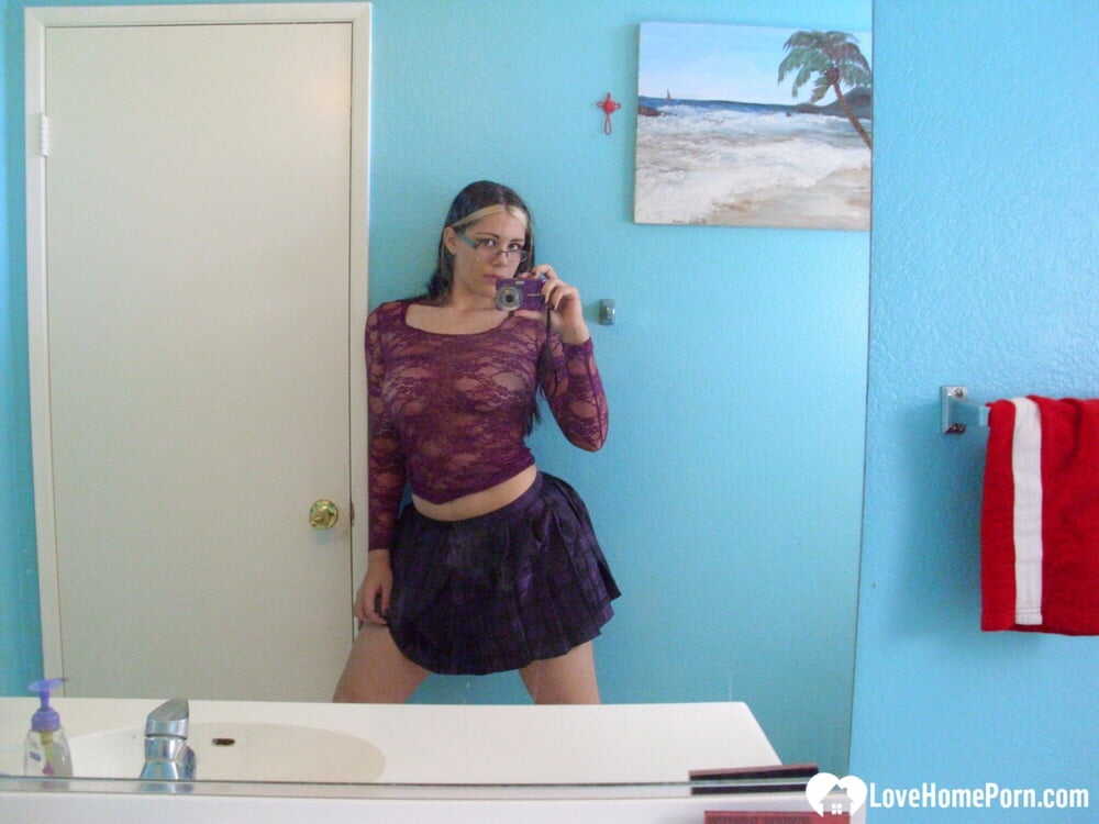 Geeky Big-Boobed Babe Rubs Her Monster Ass While Taking A Solo Selfie - 