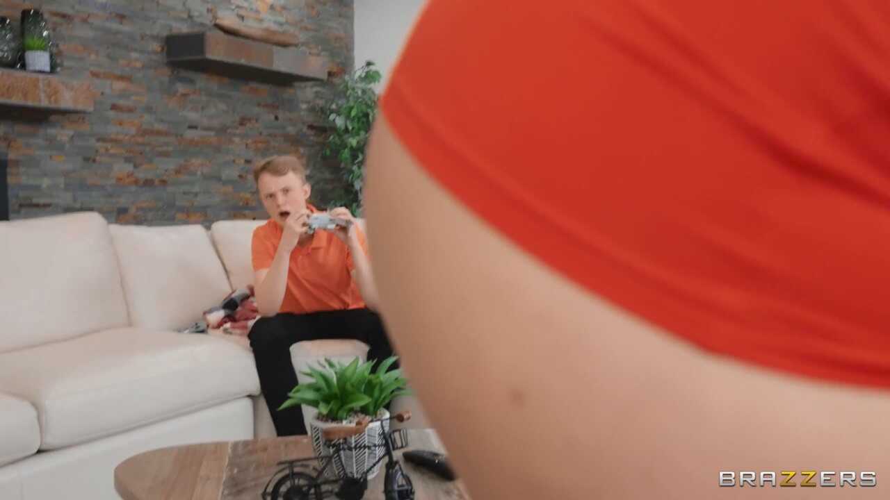 Chubby Latina with a big booty Gem Jewels gets boned hard in bed by Jimmy Michaels - Gem Jewels, Jimmy Michaels