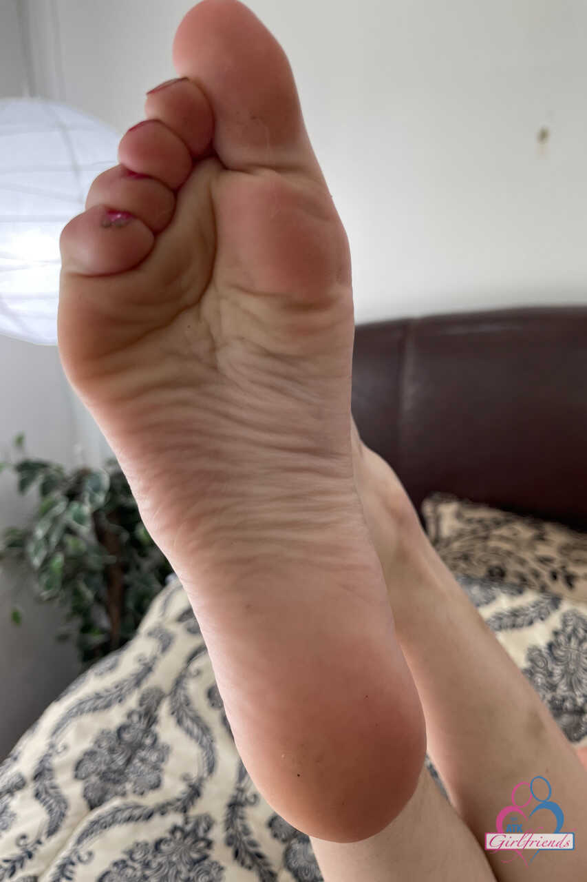 American girlfriend Kate Bloom strips and flaunts her holes & feet up close - Kate Bloom