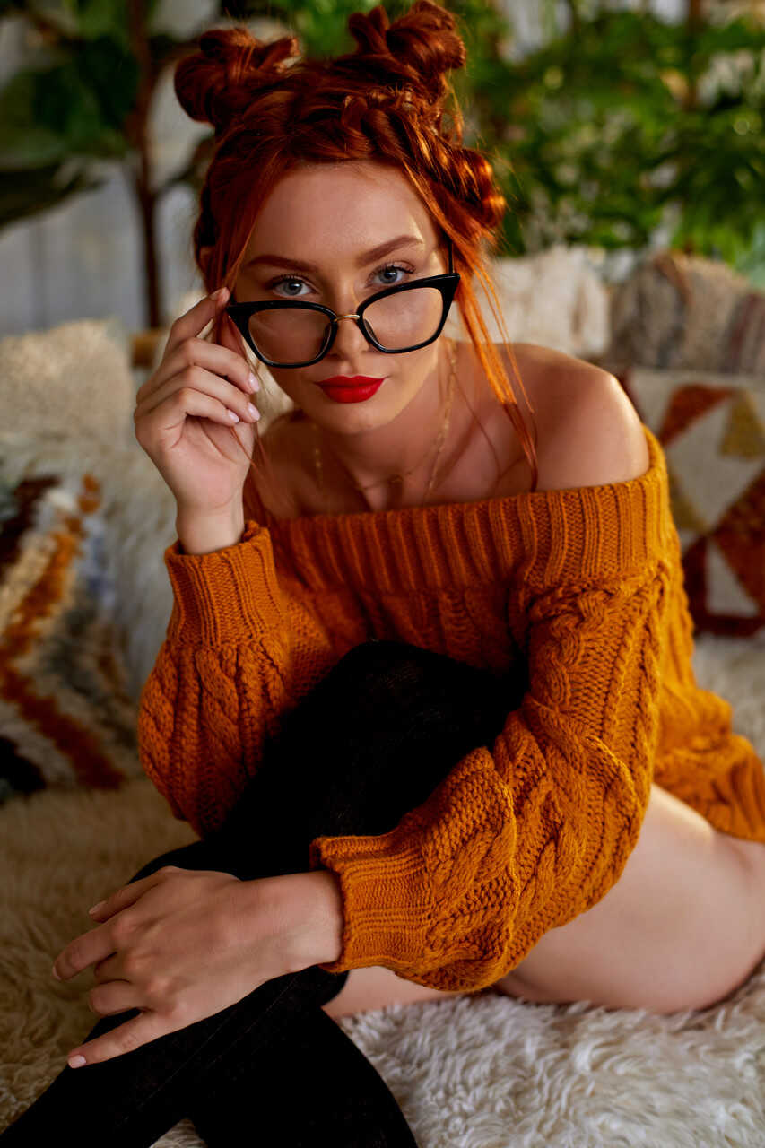 Redheaded babe in glasses and stockings shows off her sexy ass with Lacy Lennon - Lacy Lennon