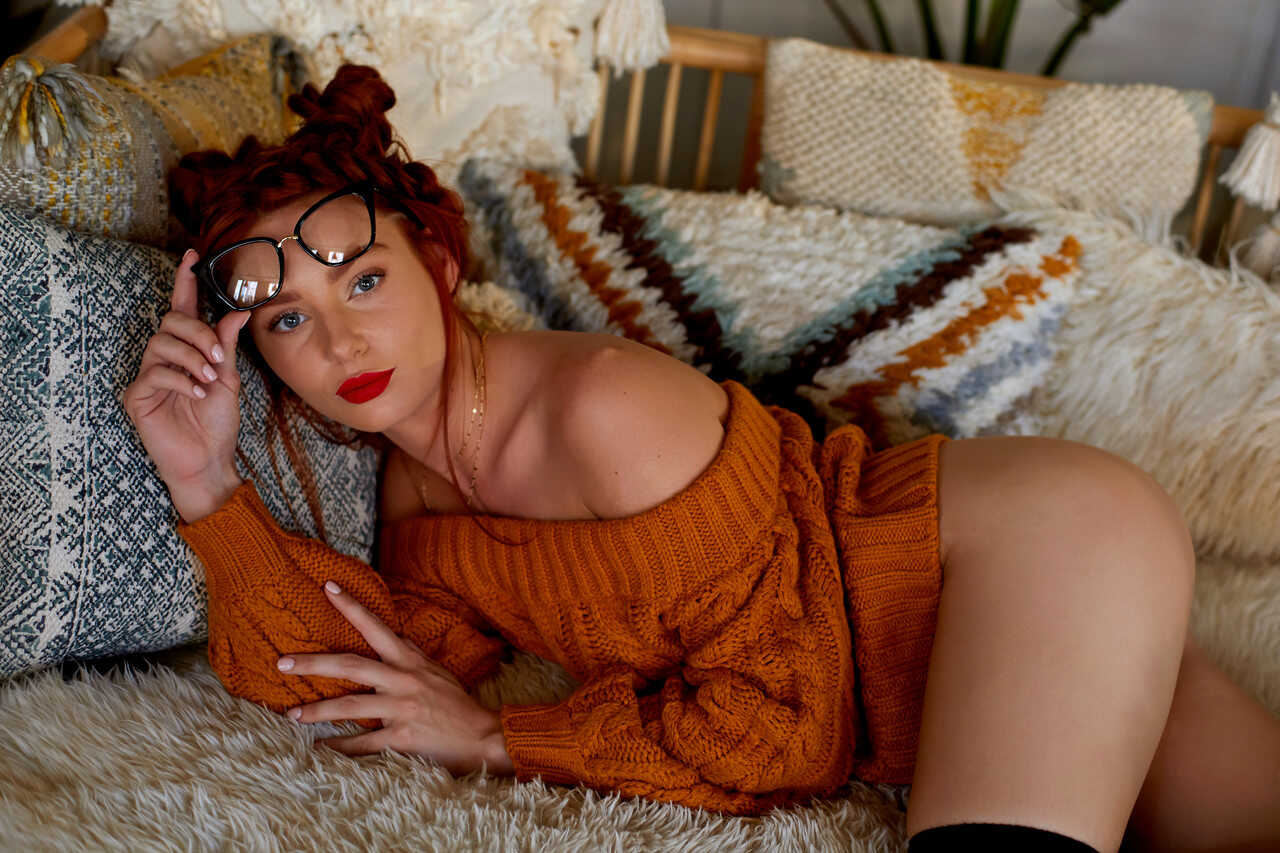 Redheaded babe in glasses and stockings shows off her sexy ass with Lacy Lennon - Lacy Lennon