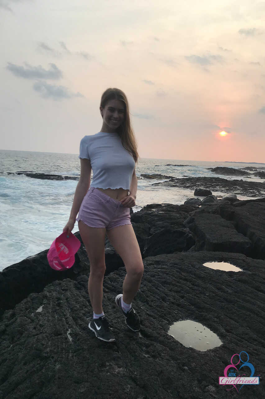 Naughty teen Jill Kassidy strips down to her sneakers and poses for her amateur boyfriend on vacation! - Jill Kassidy