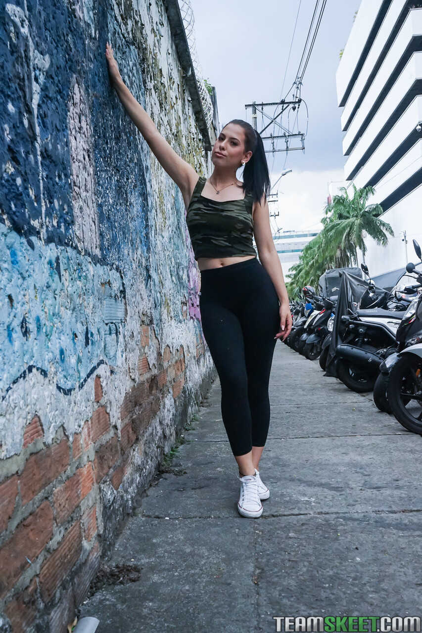 Alicia Trece's Sensual Encounter with Her Photographer: A Curvy Colombian Teen Takes His Cum in Her Mouth - Alicia Trece