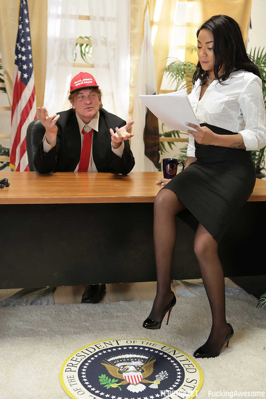 Diamond's Dirty Desires: The Ebony Secretary Gets Banged By Her Boss In The Office - Diamond Monrow, Evan Stone