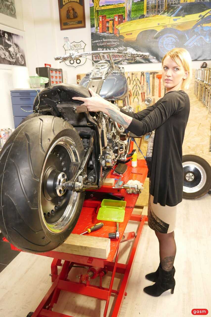 Blonde Bombshell Fixes Your Engine: Big Dicks, Lingerie Fucks and More with Sina Longleg  Or- Sina Longleg's Garage B...