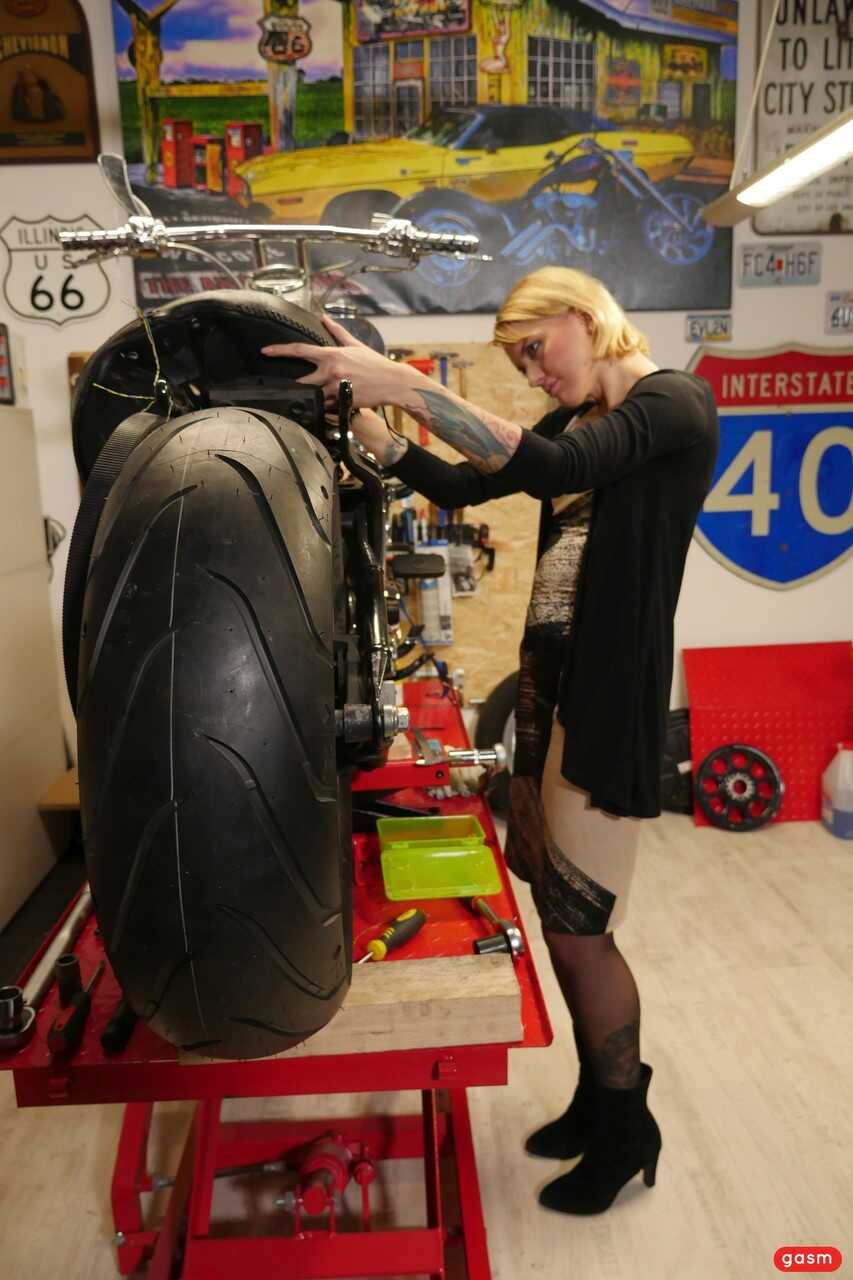 Blonde Bombshell Fixes Your Engine: Big Dicks, Lingerie Fucks and More with Sina Longleg  Or- Sina Longleg's Garage B...