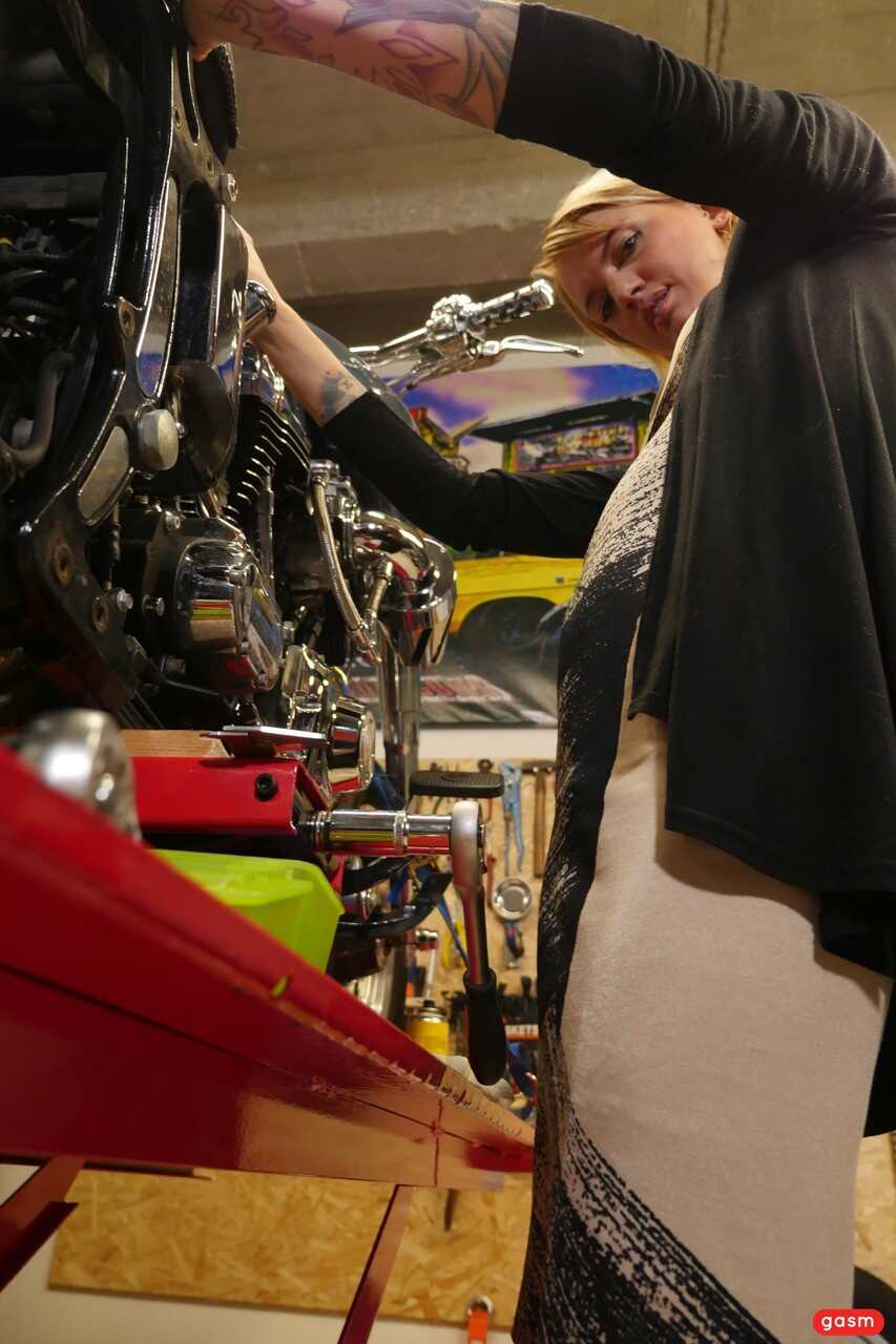 Blonde Bombshell Fixes Your Engine: Big Dicks, Lingerie Fucks and More with Sina Longleg  Or- Sina Longleg's Garage B...