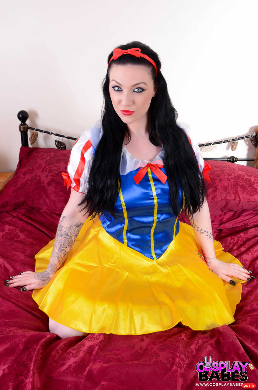 Snow White Gets Ravished by the Huntsman Harmony Reigns XXX Parody - Harmony Reigns