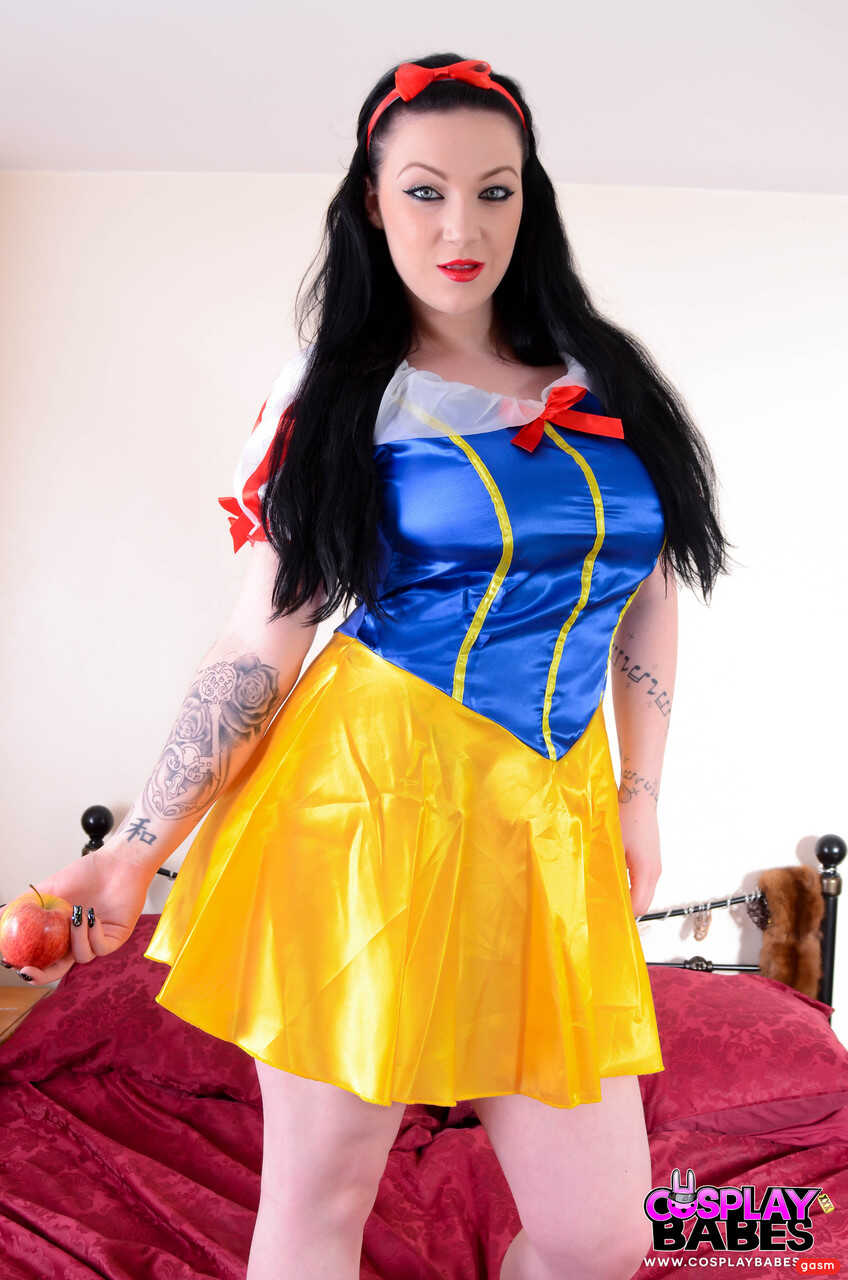 Snow White Gets Ravished by the Huntsman Harmony Reigns XXX Parody - Harmony Reigns