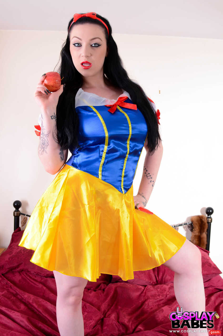 Snow White Gets Ravished by the Huntsman Harmony Reigns XXX Parody - Harmony Reigns