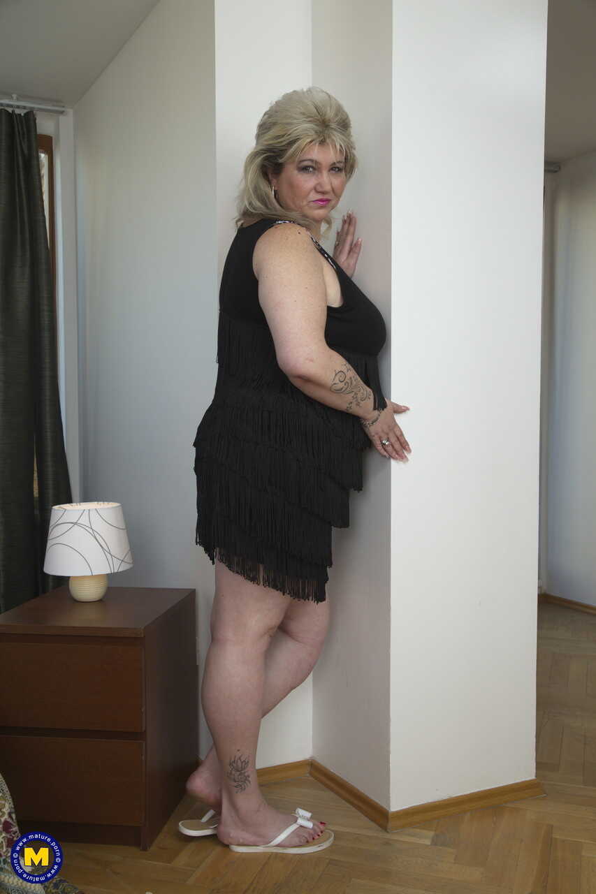 Blonde mature Margareta unveils her big tits and toys herself with a pink dildo . - Margareta