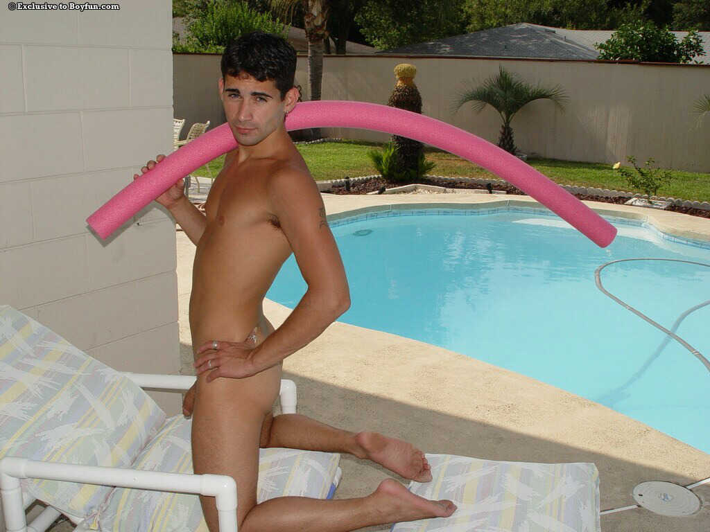 Jeremy's Tight Butthole Up Close: A Gay Boy with a Big Booty and a Small Penis Shows Off His Assets in Solo Play - 