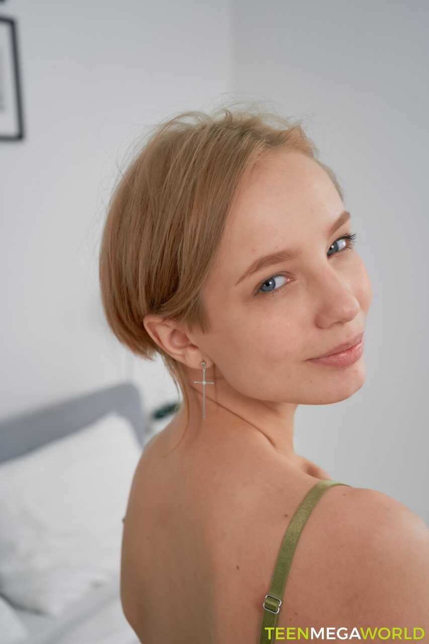 Blonde Tea Time: Pretty Tattooed Teen Exposes Her Slim Body And Rubs Her Clit - Tea Mint