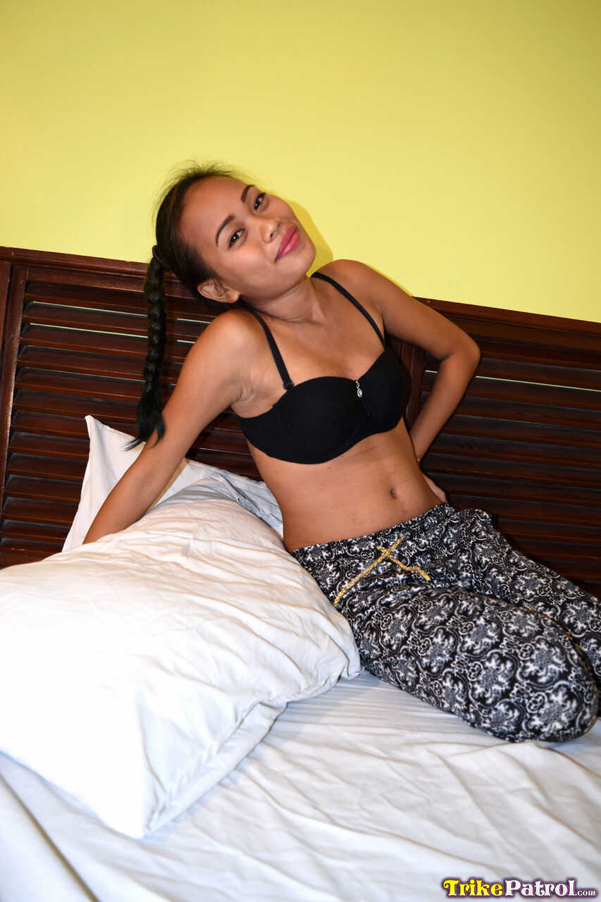 Sexy Filipina Richelle Bolante takes on a thick cock in her tiny pussy - Richelle Bolante