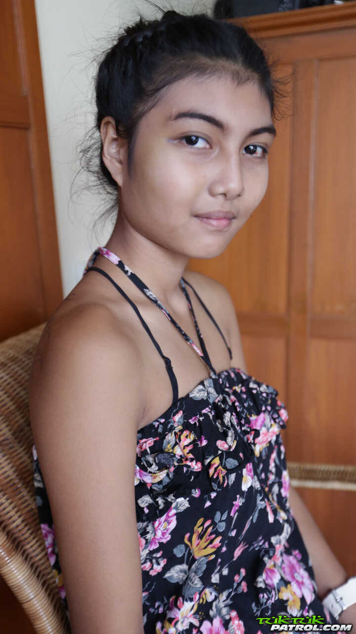 Petite Asian Cutie Pauw Shows Off Her Perfect Teen Tits and Gives a Big Dick a POV Ride in a Hotel Room - Pauw