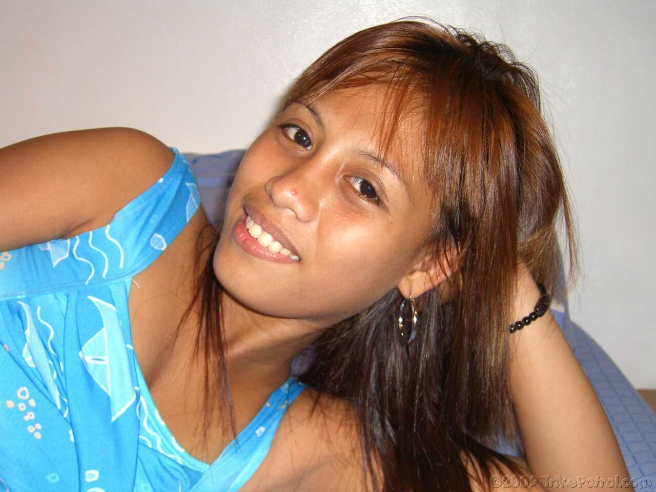 Curvaceous Filipina Amateur Cindy Strips and Blows Stranger's Rod in Public - Cindy