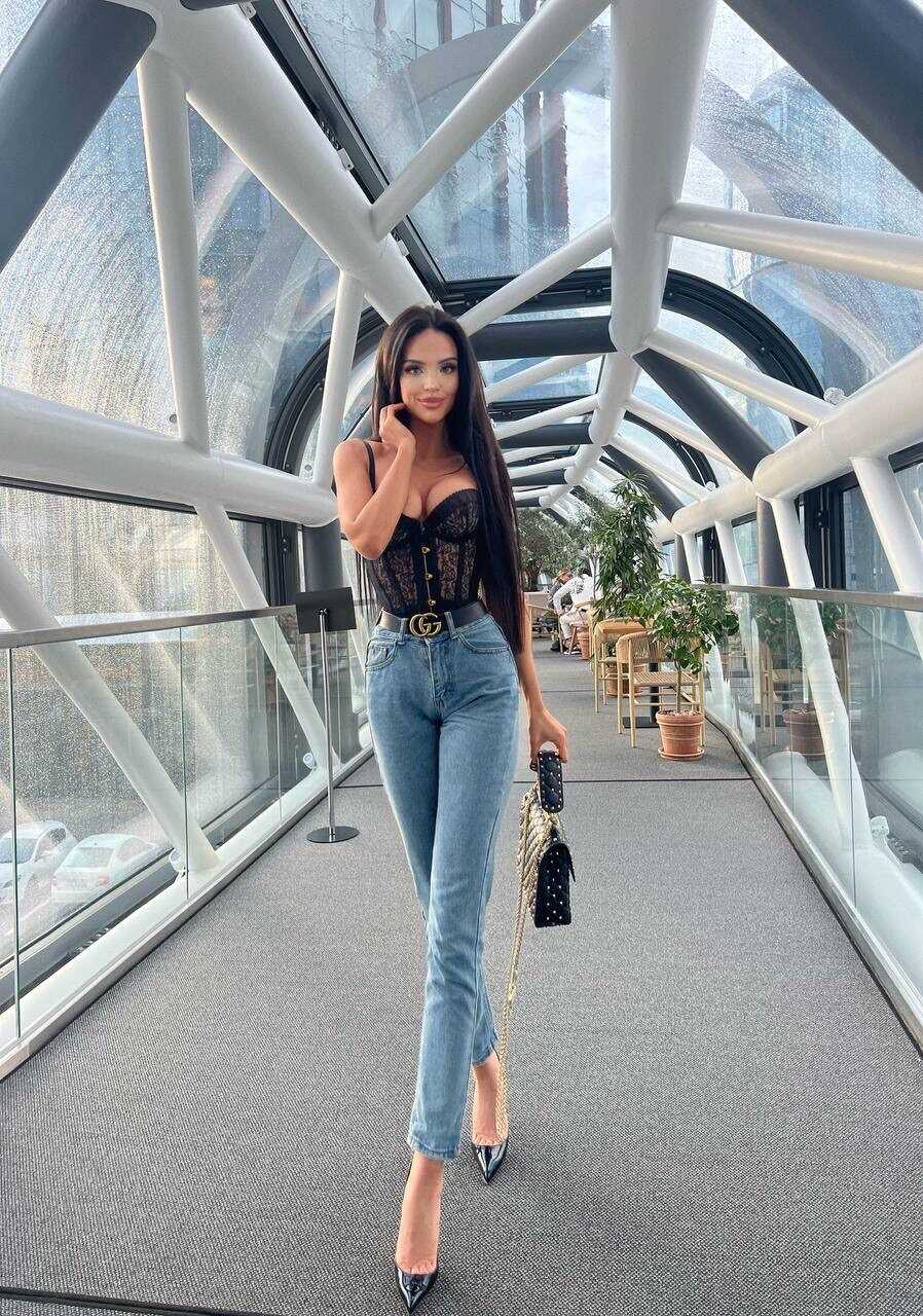 Anastasia Vi’s OnlyFans Outfit: Hot Body in Sextastic Jeans and Boots