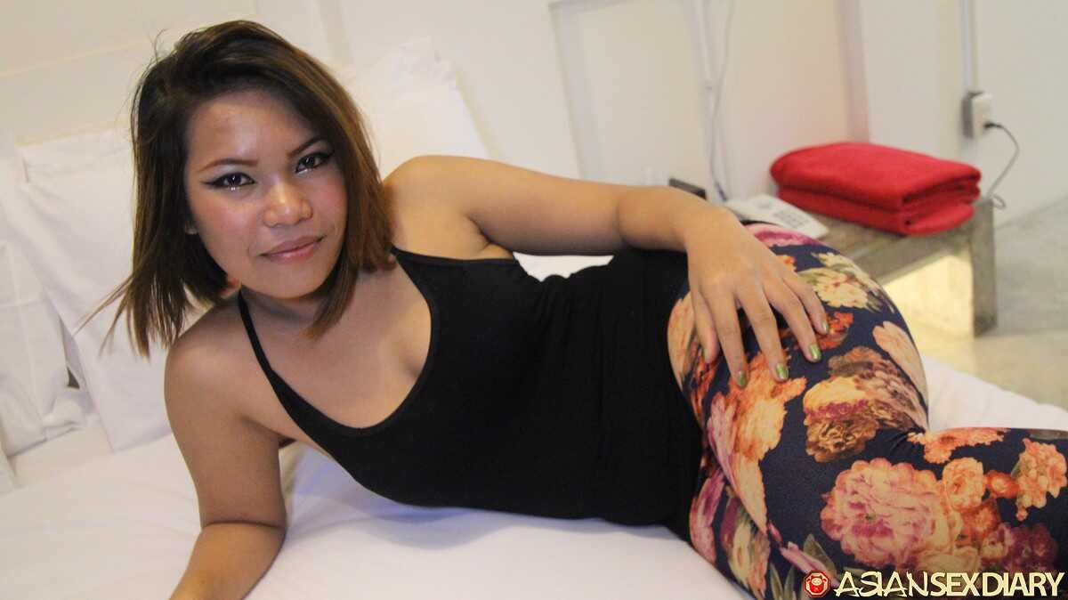 Bee's Kinky Thai Pussy Gets Filled by an Italian Stallion After a Boozy Dinner Date with her Asian Amateur Friend - Bee
