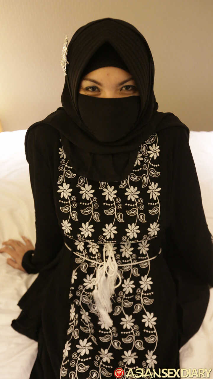 Naughty Hijabed Asian Aadila Bared Her Perfect Ass And Twat Before Sex- The Seductive Muslim Aadila: Exposing Her Sexy Asi...