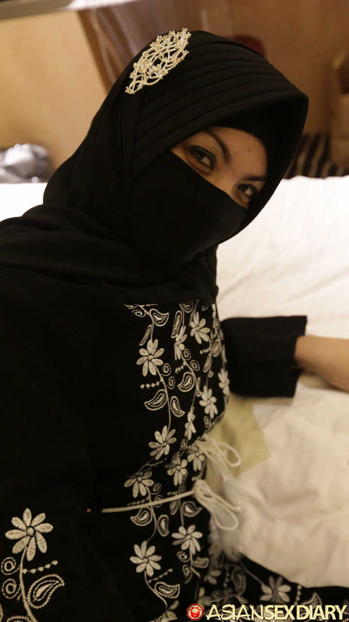 Naughty Hijabed Asian Aadila Bared Her Perfect Ass And Twat Before Sex- The Seductive Muslim Aadila: Exposing Her Sexy Asi...