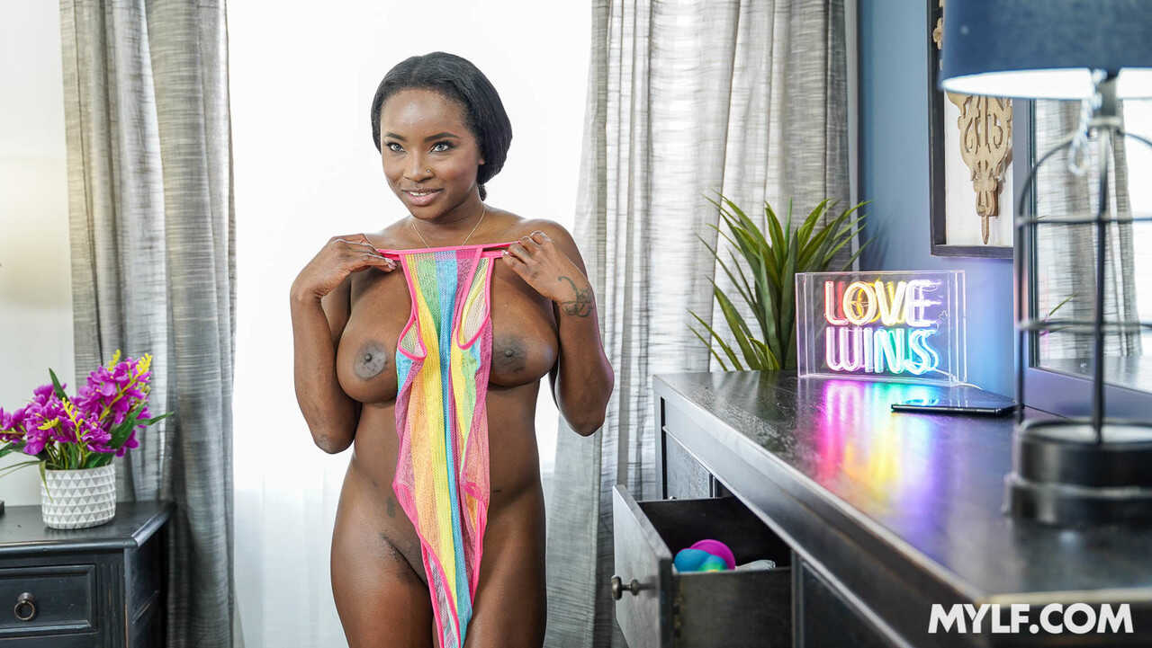 Naomi Foxxx's Curvy Afro-Ebony MILF Seducing and Fucking a White Stranger - Naomi Foxxx, Peter Fitzwell