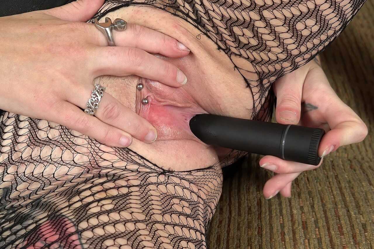Sexy Inked MILF Babe Vibe Ryder Pleasures Herself with a Dildo Before Getting Fucked in the Ass - Vibe Ryder