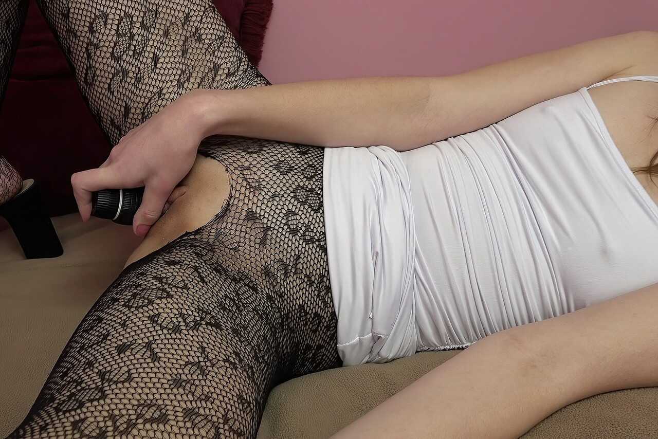 Ripped Pantyhose Desires: Sexy Amateur Sammi Summers Pleasures Her Shaven Crotch with a Vibrator - Sammi Summers