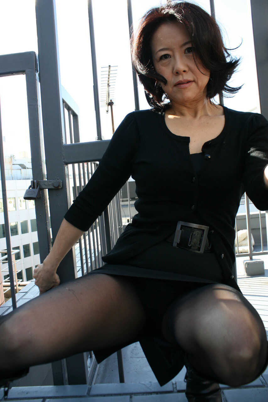 Hairy Japanese Grandma Junko Sakashita exposes her body and toys herself with a giant dildo! - Junko Sakashita
