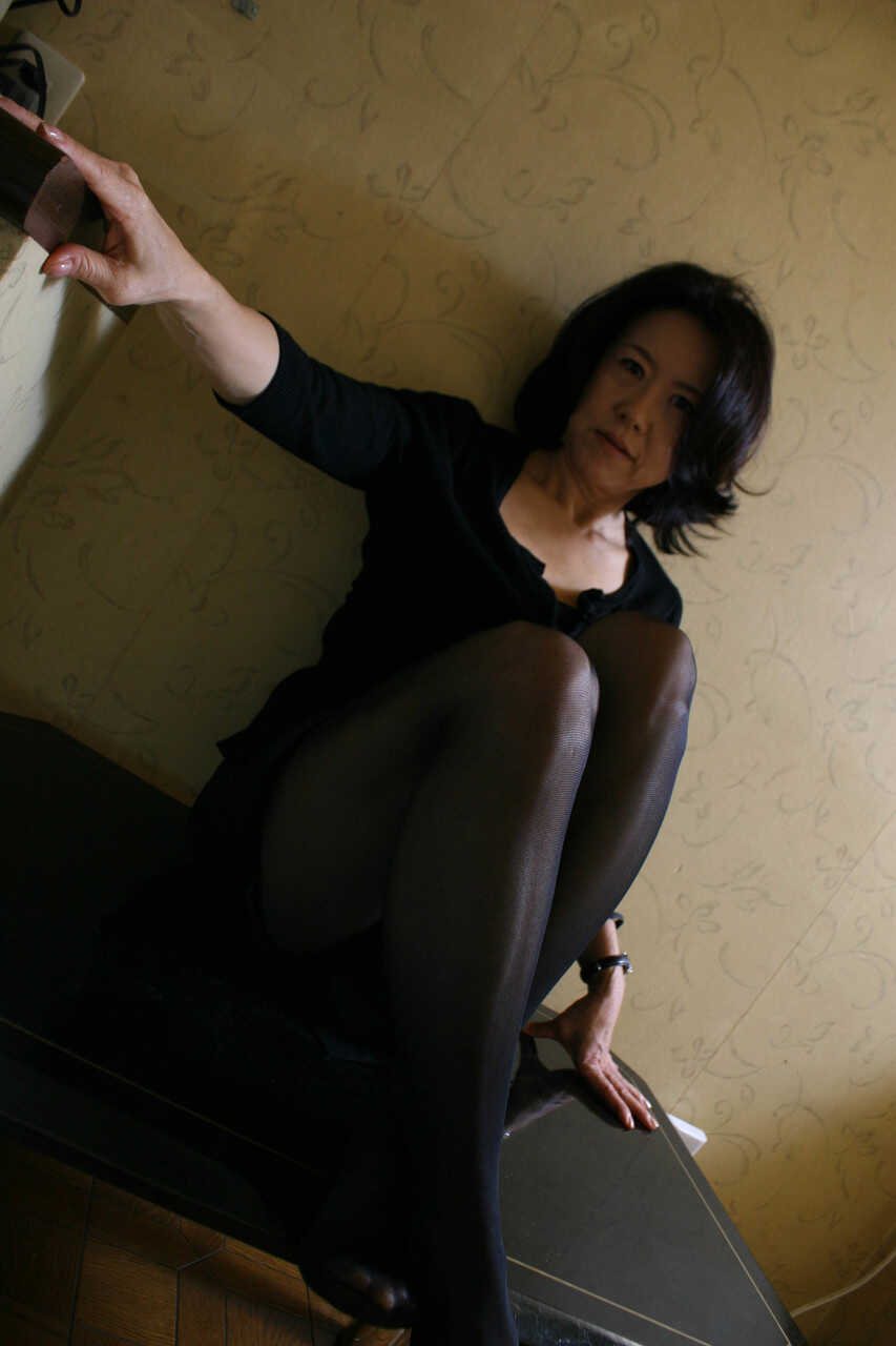 Hairy Japanese Grandma Junko Sakashita exposes her body and toys herself with a giant dildo! - Junko Sakashita
